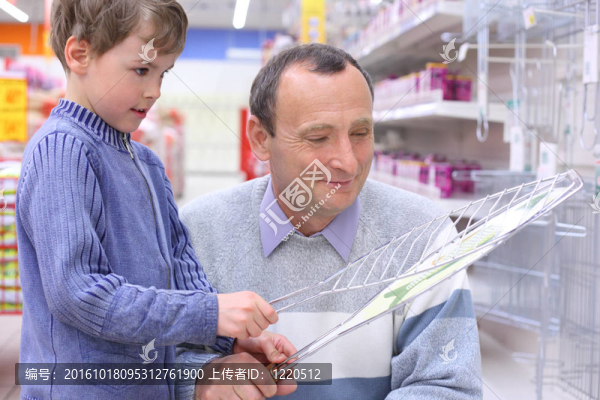老人與男孩在商店燒烤烤手