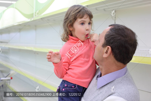 老人在商店的空貨架上，孩子手上