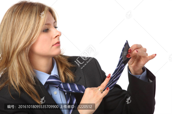 年輕漂亮的女商人把領(lǐng)帶
