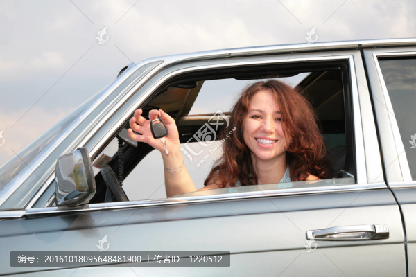車窗鑰匙里的女孩