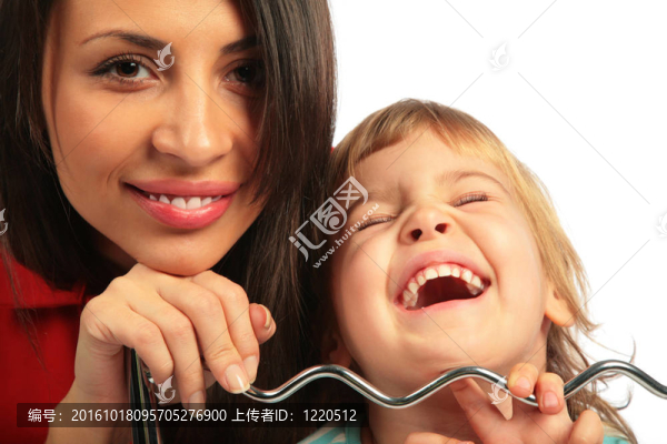 女人和女孩大聲笑
