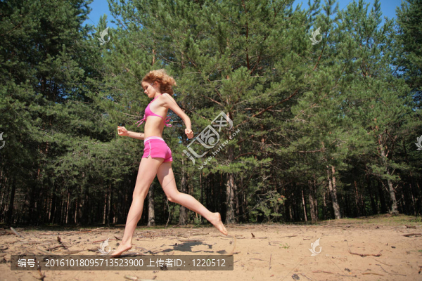 年輕女孩在沙地上奔跑