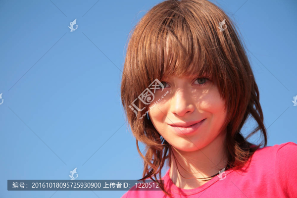 藍(lán)天背景下的少女肖像