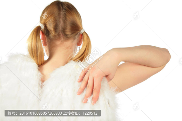 穿著天使服裝的女孩從后面碰到翅膀