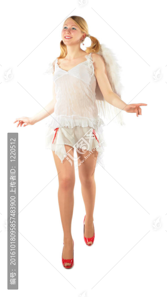 穿著天使服裝的女孩全身奔跑