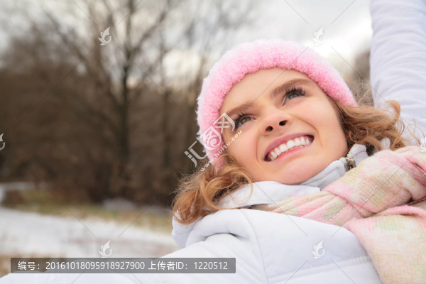冬日里年輕美女的臉