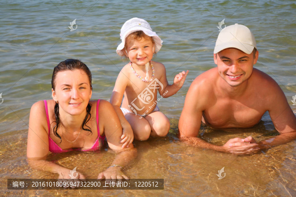 家庭在海灘上