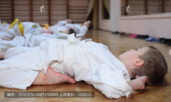 空手道男孩在運動廳鍛煉