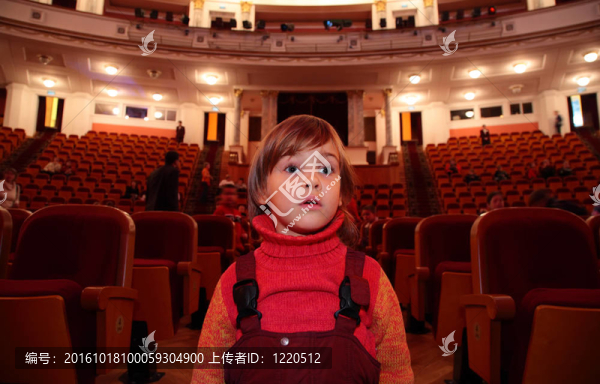 孩子在劇院