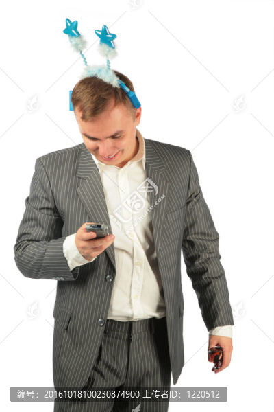 戴著有趣的星星和電話的男人