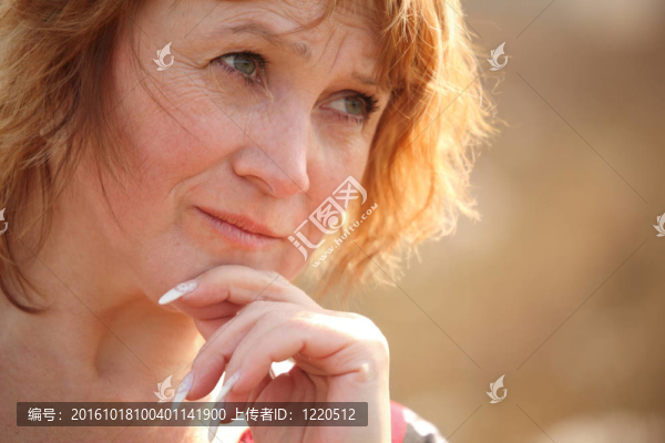 思維的中年婦女