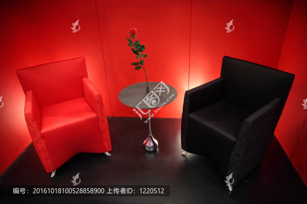紅色和黑色的扶手椅在紅色房間