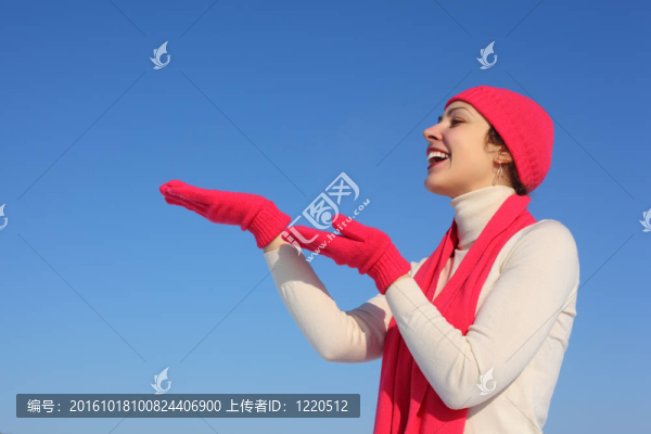 戴紅色手套的年輕女子