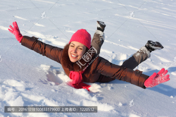 年輕美女躺在雪地上