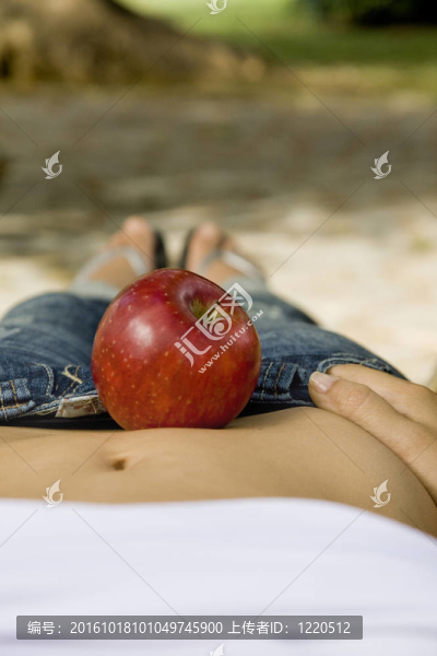 紅蘋果在肚子上