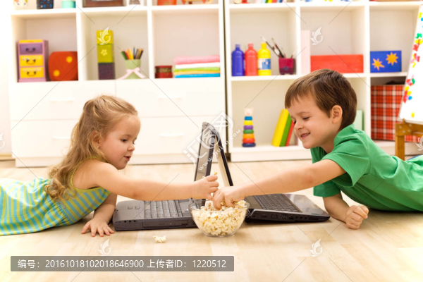 孩子用筆記本吃爆米花