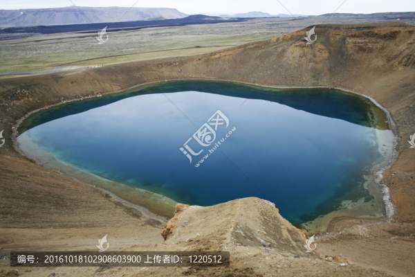 深藍(lán)色火山口湖