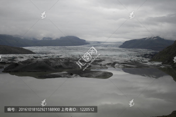 火山熔巖與融化的黑色熔巖冰