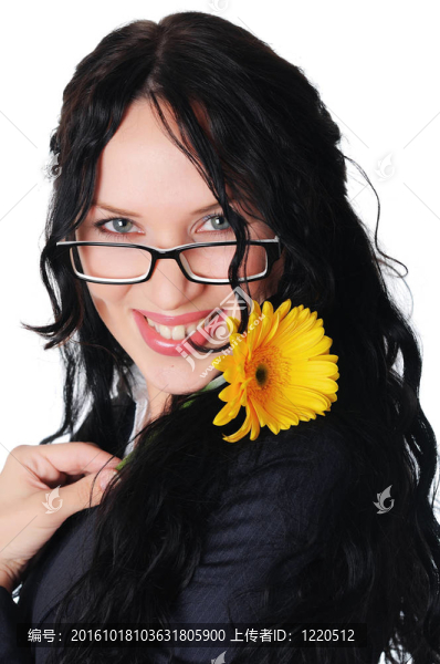 年輕迷人的女商人穿著深色連衣裙