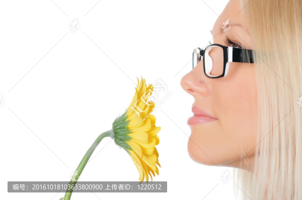 年輕迷人的金發(fā)女郎