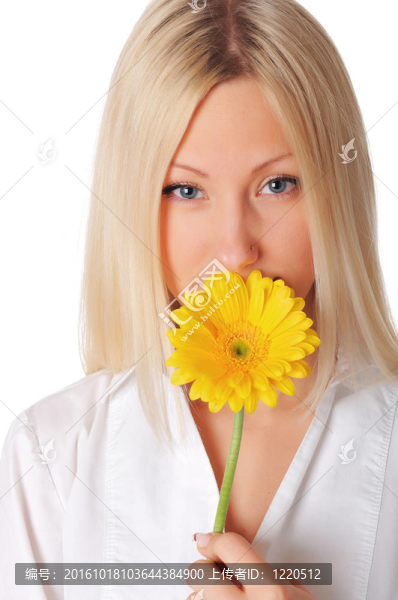 年輕迷人的金發(fā)女郎