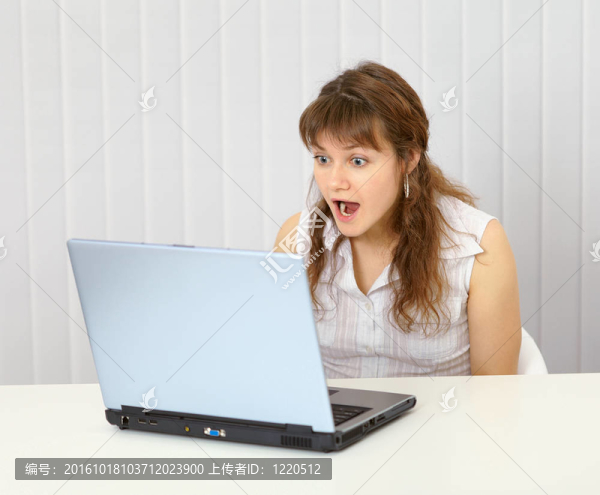 興奮；尖叫的女人看著筆記本電腦屏幕