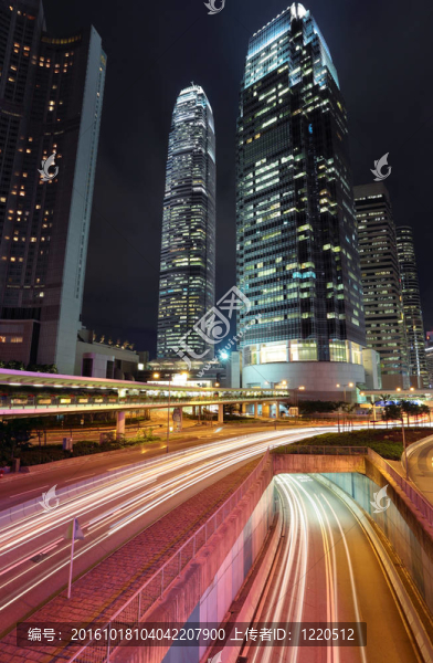 通過在香港鬧市區(qū)的交通