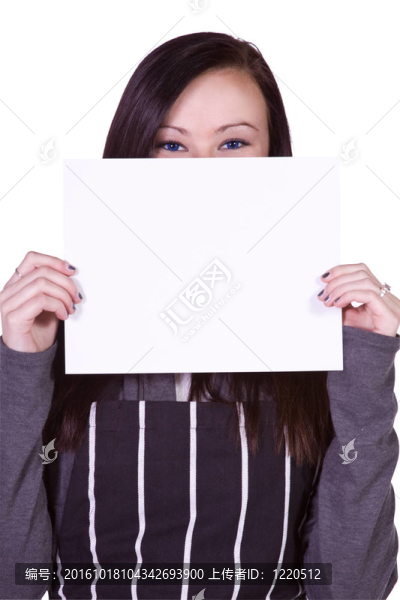 美麗的女孩在廚房里拿著一個空白的標志