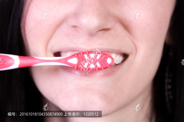 關(guān)閉一個(gè)美麗的女人刷牙