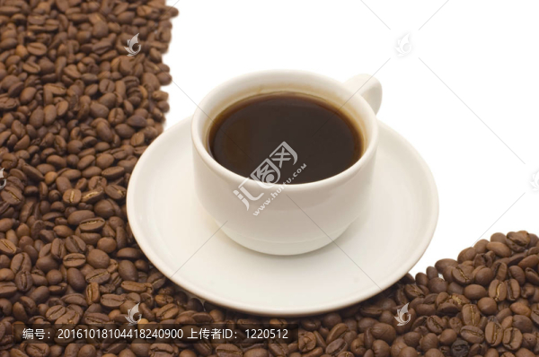 咖啡杯和白色背景的谷物