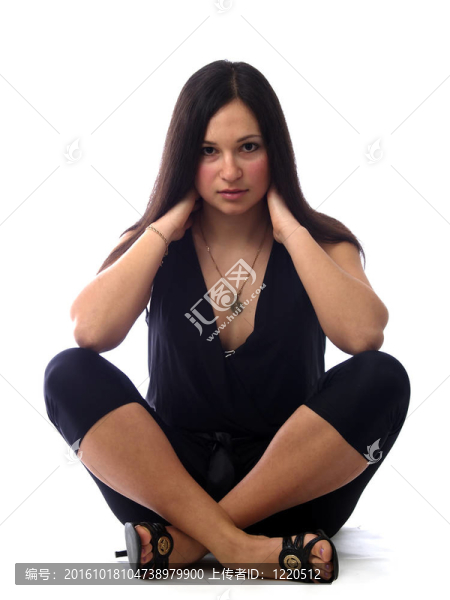 年輕的女人坐在