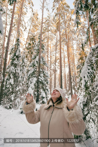 婦女在森林