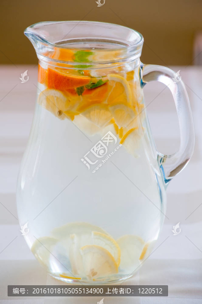 水和水果投手