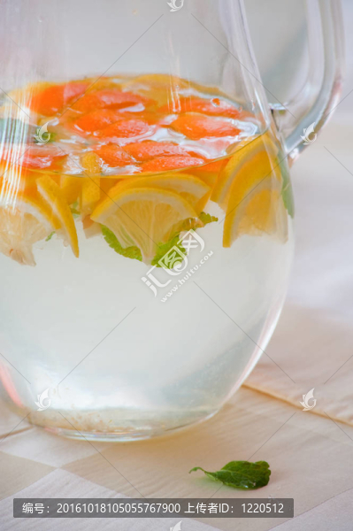 水和水果投手