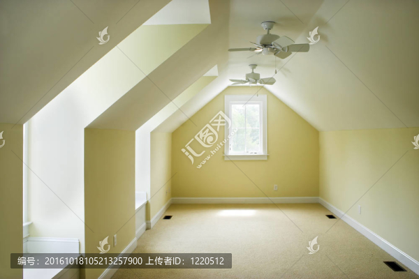 空蕩蕩的閣樓臥室