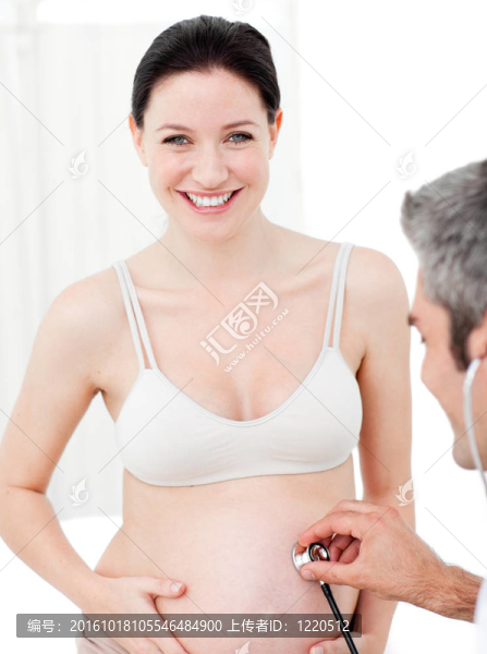 醫(yī)生檢查孕婦
