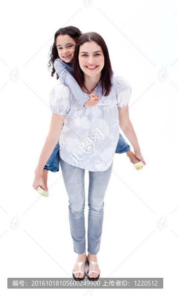 細心的媽媽給她的女兒背上騎