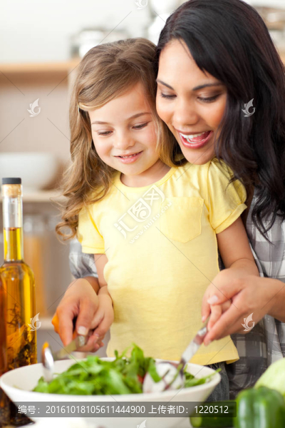 黑發(fā)的媽媽幫女兒準(zhǔn)備沙拉
