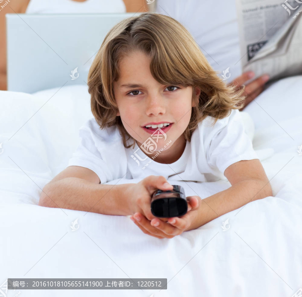 可愛(ài)的小男孩在看電視