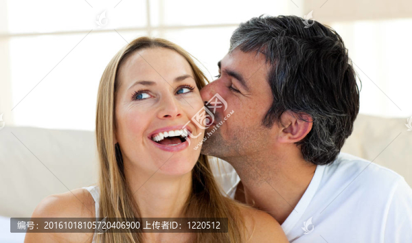 臥室里的美麗夫婦畫像