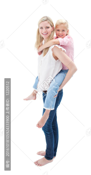 可愛的小女孩和她的媽媽背上騎著