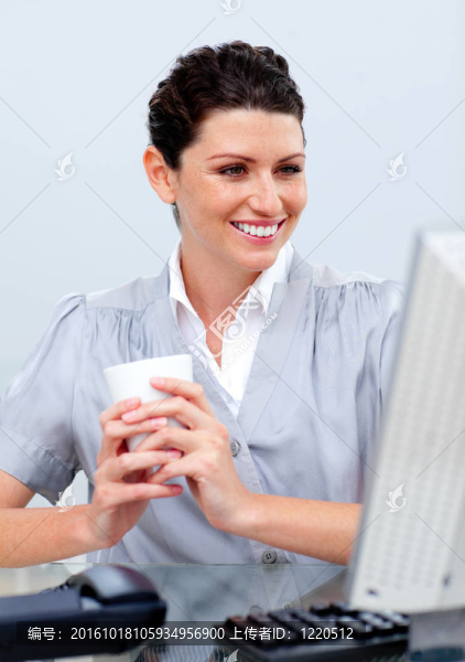 自信的女人喝咖啡