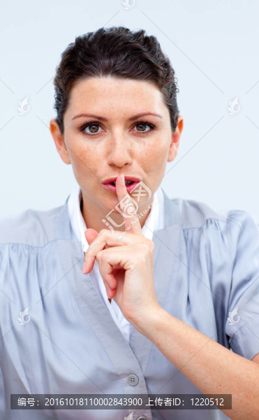 嚴(yán)肅的商業(yè)女性要求沉默