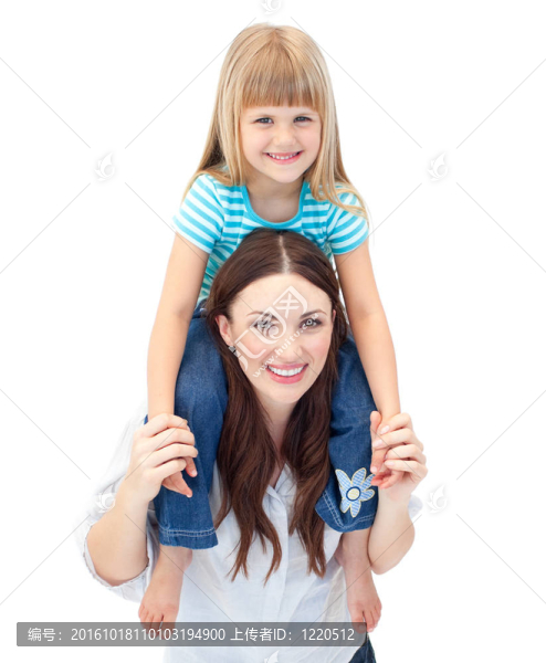 快樂的母親給她女兒背上騎