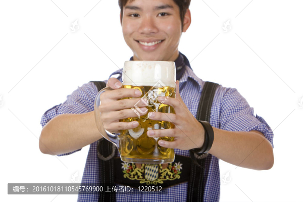 亞洲男子拿著啤酒斯坦到相機(jī)的幸福笑容。白色隔離。