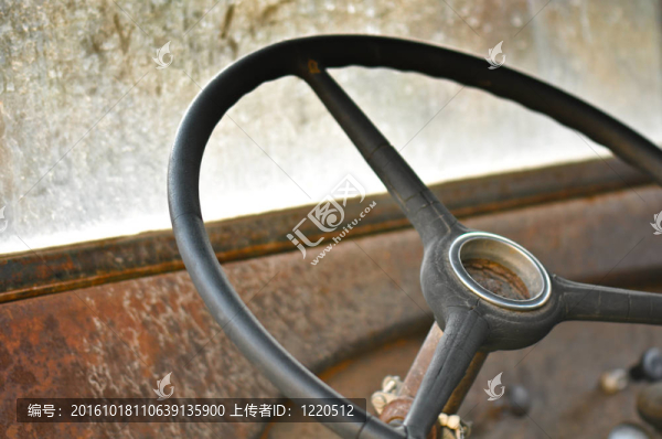 方向盤從舊生銹的汽車或卡車
