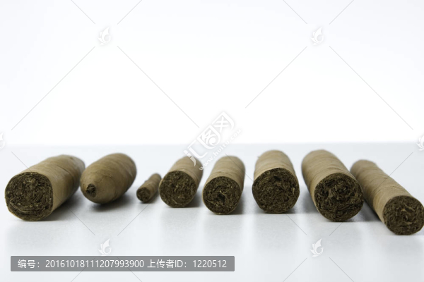 白色背景的曝光過(guò)度淺灰色不同的雪茄腳正面低