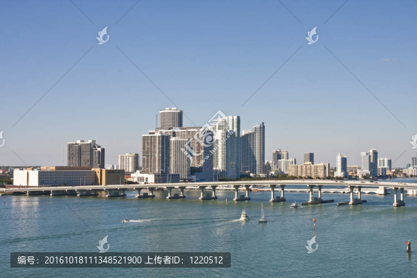 在比斯坎灣橋和船