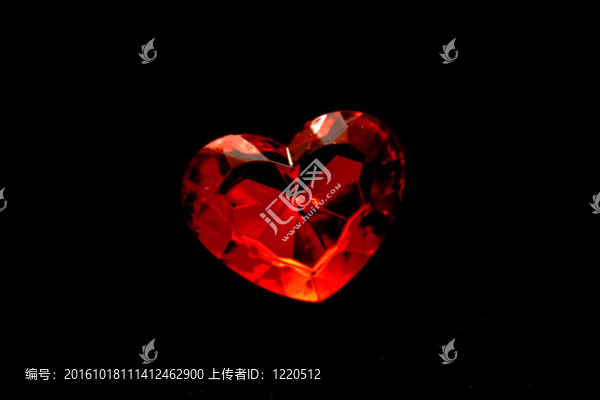 黑色背景上的紅心
