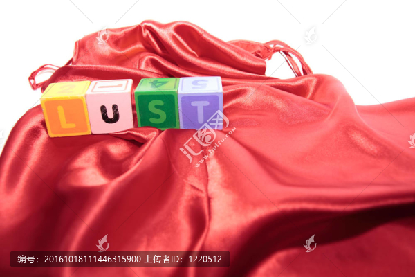 絲綢夜禮服的情欲字母